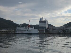 小豆島 土庄港 フェリー船着き場 高松港からの高速船内から撮影