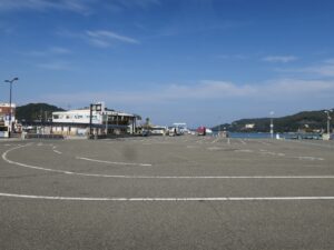 小豆島 フェリーターミナル フェリーに乗船する車の待機所