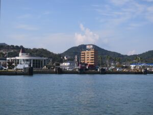 小豆島 土庄港 フェリー乗り場近隣 小豆島各地へ行くバス乗り場や、レンタカー店があります