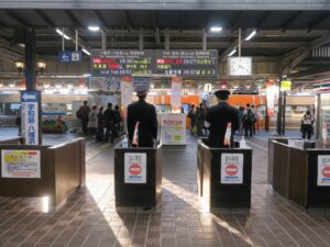 JR予讃線 松山駅 改札口 なんと駅員さんが切符を回収します