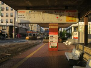 伊予鉄道 松山市内線 JR松山駅前停留所 奥に環状線方面行の乗り場が見えます