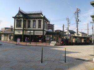 伊予鉄道 松山市内線 道後温泉駅 駅舎と坊ちゃん列車