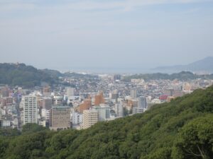 松山城 本丸公園から見える松山市内 遠くに海が見えます