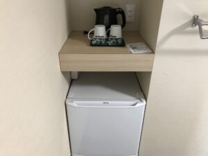 ドーミーイン・global cabin浅草 クイーンルーム 電気ポットとマグカップ、冷蔵庫