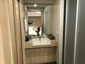 ドーミーイン・global cabin浅草 クイーンルーム 洗面台 バリアフリー対応部屋なので扉が引き戸になっています