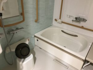 ドーミーイン・global cabin浅草 クイーンルーム バスルーム バリアフリー対応部屋のため手すりがついています