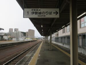 伊勢鉄道 津駅 1番線 主に河原田・四日市方面に行く列車が発着します