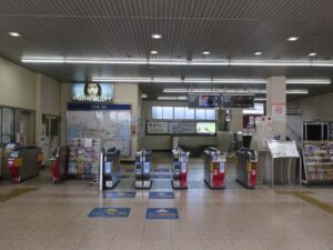 近鉄名古屋線 津新町駅 改札口 ICOCA・Suica・PASMOなどの交通系ICカード対応の自動改札機が並びます