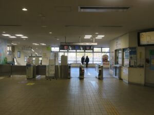 近鉄鳥羽線 鳥羽駅 改札口 ICOCA・Suica・PASMOなどの交通系ICカード対応の自動改札機が並びます