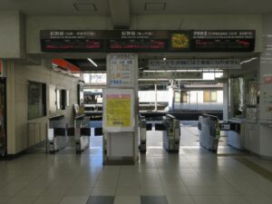 JR関西本線 津駅 東改札口 ICOCA・Suica・PASMOなどの交通系ICカード対応の自動改札機が並びますが、ICカードが使えるのは近鉄線のみです