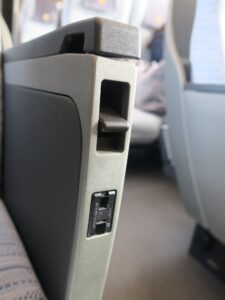 近畿日本鉄道 80000系 特急ひのとり レギュラーシート ひじ掛け リクライニングとACコンセント