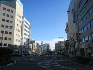 津駅東口 駅前の通り 周辺にはビジネスホテルが立ち並びます