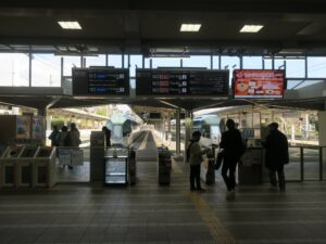 近鉄志摩線 賢島駅 改札口 ICOCA・Suica・PASMOなどの交通系ICカードに対応した自動改札機が並びます