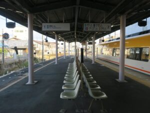 近鉄志摩線 鵜方駅 1番線・2番線 1番線は主に賢島行きが発着します 2番線は主に鳥羽・宇治山田・大和八木・京都・大阪難波・津・名古屋方面に行く列車が発着します