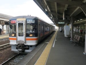 JR参宮線 伊勢市駅 1番線 主にJR参宮線で亀山・名古屋方面に行く列車が発着します