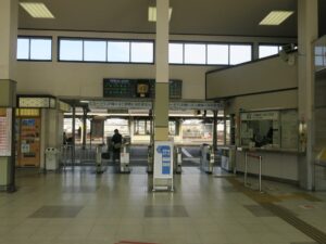 JR参宮線 伊勢市駅 南口 改札口 ICOCA・Suica・PASMOなどの交通系ICカード対応の自動券売機が並びます
