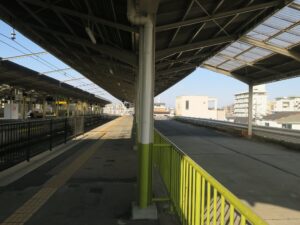 近鉄山田線 宇治山田駅 1番線とバス乗り場跡 1番線は主に伊勢市・大和八木・京都・大阪難波・津・名古屋方面に行く列車が発着します