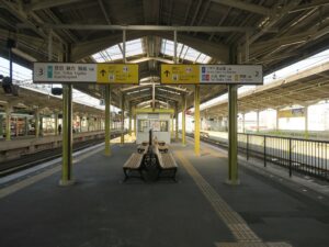 近鉄鳥羽線 宇治山田駅 2番線・3番線 2番線は主に伊勢市・大和八木・京都・大阪難波・津・名古屋方面に行く列車が発着します 3番線は主に鳥羽・鵜方・賢島方面に行く列車が発着します