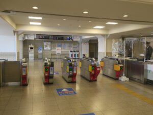 近鉄山田線 宇治山田駅 改札口 ICOCA・Suica・PASMOなどの交通系ICカード対応の自動券売機が並びます