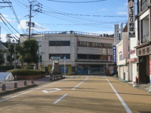 三重県鳥羽市の市街地への入り口 左へ行けば城山通 右へ行けば岩崎通りです