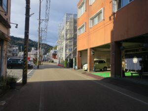 三重県鳥羽市の市街地 岩崎通り 旅館と飲食店が立ち並びます