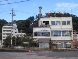 三重県鳥羽市の市街地 すでに閉店して朽ち果てた旅館