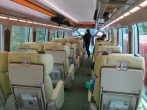 近畿日本鉄道 50000系 特急しまかぜ プレミアムシート 室内 本革シートがずらりと並びます
