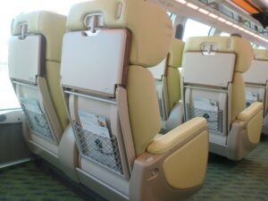近畿日本鉄道 50000系 特急しまかぜ プレミアムシート 2人掛け シート脇のボタンでシートを回転させることができます