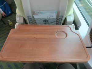近畿日本鉄道 50000系 特急しまかぜ プレミアムシート シートバックテーブルを開けたところ