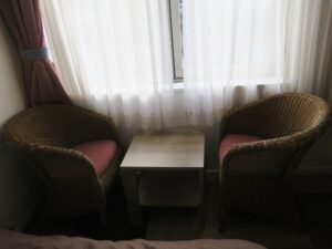 クインテッサホテル伊勢志摩 セミダブルルーム 窓際にあるテーブルと椅子