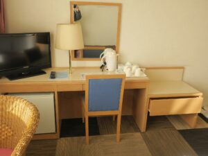 クインテッサホテル伊勢志摩 セミダブルルーム デスク回り 液晶テレビと電気ポット、ティッシュ、紙コップがあります