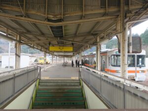 JR参宮線 二見浦駅 ホーム 1番線は主に鳥羽方面に行く列車が発着します 2番線は主に伊勢市・亀山・名古屋方面に行く列車が発着します