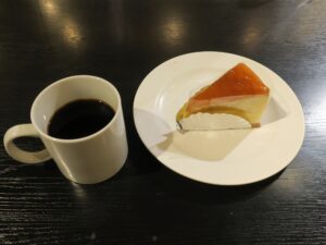 デザートのケーキとコーヒー 横浜みなとみらい万葉倶楽部にて