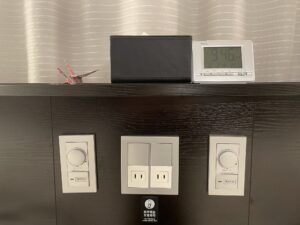 アパホテル＆リゾート 東京ベイ幕張 ウェストウィング ツインルーム 枕元 ティッシュ、目覚まし時計、ACコンセント、枕元照明のスイッチがあります
