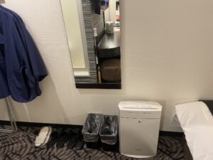 アパホテル＆リゾート 東京ベイ幕張 ウェストウィング ツインルーム 加湿空気清浄機、ごみ箱、スリッパ、鏡