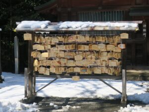 秩父神社 神饌所の前の絵馬 今日は雪深い日でした
