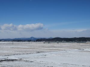 JR東北新幹線 車窓 くりこま高原付近 だんだん雪深くなります