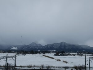 JR東北新幹線 車窓 盛岡付近 だいぶ雪深くなってきます