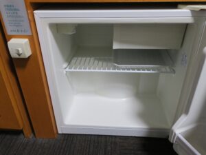 秋田天然温泉 ルートイングランティア秋田 SPA RESORT ダブルルーム 冷蔵庫の中は空で、スイッチを切ることもできます