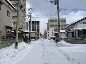 雪の秋田市内 住宅街の路地裏