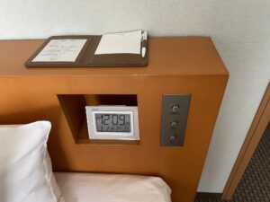 京成ホテルミラマーレ スタンダードルーム 枕元 スイッチ類と目覚まし時計があります