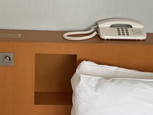 京成ホテルミラマーレ スタンダードルーム 枕元 照明のスイッチと電話があります