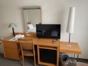 京成ホテルミラマーレ スタンダードルーム デスクと液晶テレビ、ソファ脇の机