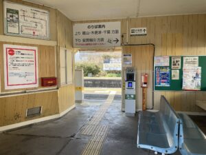 JR内房線 太海駅 駅舎内 ICカードリーダーと発駅照明券発行機があります