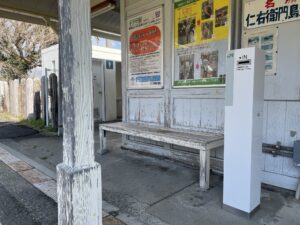 JR内房線 太海駅 木造ベンチと切符回収箱