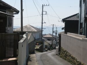 外川駅前 坂道から海が見えます