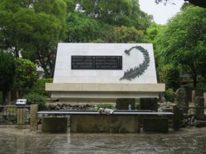 沖縄 ひめゆりの塔 慰霊碑 そばにひめゆりの塔があります