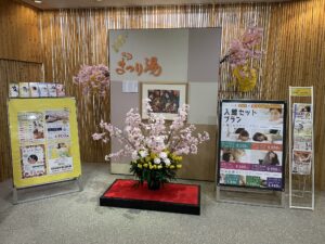 浅草ROX まつり湯 7階エレベーターホール 桜の花が咲いているイメージです