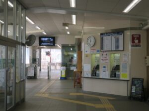 上田電鉄別所線 上田駅 改札口と自動券売機