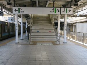 JR篠ノ井線 長野駅 3番線・5番線 主に篠ノ井線で松本方面に行く列車と、しなの鉄道線の戸倉・上田・小諸・軽井沢方面に行く列車が発着します